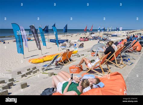 Nackte Amateur Titten am Strand beobachten